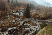 Alte Steinbrücke im Dorf — Stockfoto