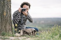 Fotojornalista masculino tirando foto — Fotografia de Stock