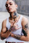 Hipster de moda con tatuajes coloridos - foto de stock