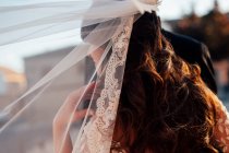 Вид сзади красивой невесты — стоковое фото