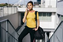 Sportliche Frau spricht auf Smartphone — Stockfoto