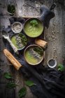 Миски зеленого супу з брокколі на сільському дерев'яному столі — стокове фото