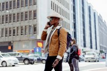 Чорна людина розмовляє по смартфонах — стокове фото