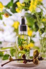 Ätherisches Öl mit Blumen und Kräutern — Stockfoto