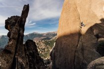 Scalatore di roccia che arrampica su una ripida crepa di granito, La Pedriza, Spagna — Foto stock