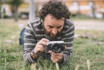 Чоловік перевіряє фотоапарат — стокове фото