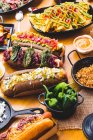 Serviti hot dog e snack — Foto stock