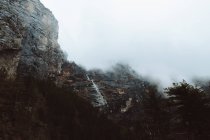 Montañas rocosas cubiertas de niebla - foto de stock
