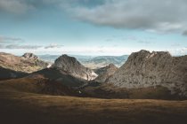 Гірський хребет і долина — стокове фото