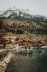 Casas de madeira no lago azul — Fotografia de Stock