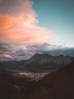 Céu colorido acima do vale da montanha — Fotografia de Stock