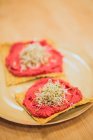 Apéritifs croquants savoureux sur assiette — Photo de stock