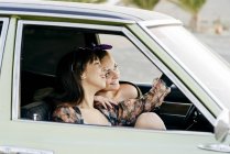 Жінки сидять у вінтажному автомобілі — стокове фото