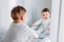 Маленький хлопчик дивиться на дзеркало — стокове фото