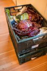 Caixa cheia de legumes frescos — Fotografia de Stock