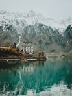 Blue lake and big house on shore — Stock Photo