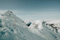 Altas montanhas nevadas — Fotografia de Stock