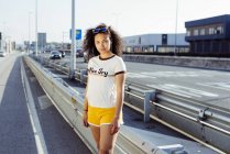 Дівчина-підліток стоїть на шосе — стокове фото