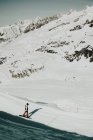Persona a cavallo snowboard in collina — Foto stock