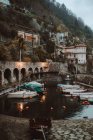 Човни, закріплені на каналі маленького містечка — стокове фото