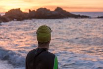 Triatleta in piedi sulla spiaggia — Foto stock