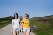 Teenager-Mädchen mit Longboard unterwegs — Stockfoto