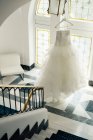 Вид на сукню нареченої, що висить з лампи — стокове фото