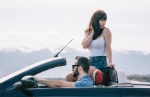 Mann und Frau reisen im Cabrio. — Stockfoto