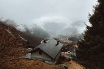 Дом на холме в осеннем тумане — стоковое фото