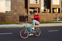 Hombre montando bicicleta vintage - foto de stock