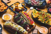Serviert Hot Dogs und Snacks — Stockfoto