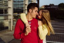 Paar küsst sich in der Stadt — Stockfoto