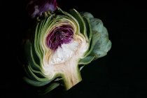 Die Hälfte frischer grüner und lila Artischocken — Stockfoto