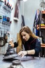 Donna che lavora in officina meccanica — Foto stock