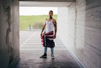 Hipster alla moda con bandiera degli Stati Uniti su cintura — Foto stock
