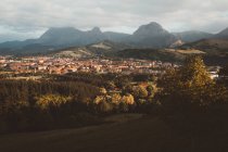 Incredibile paesaggio della città posto su un terreno con boschi verdi e montagne sullo sfondo, Bizkaia — Foto stock