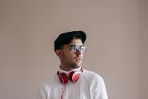Випадковий чоловік в шапці з навушниками — стокове фото