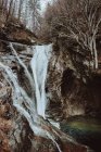 Wasserfall und fließender Fluss im Wald — Stockfoto