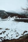 Zugefrorener See in schneebedeckten Bergen — Stockfoto