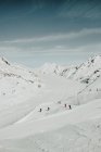 Люди катаються на сноуборді на сніжному схилі — стокове фото