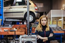 Жінка стоїть в механічній майстерні — стокове фото