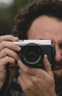 Людина Беручи фотографії з камери — стокове фото