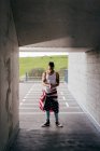 Hipster de moda con la bandera de Estados Unidos en el cinturón - foto de stock