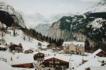 Dorfhäuser mit Schnee bedeckt — Stockfoto
