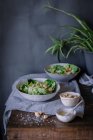 Salades dans des bols sur la table — Photo de stock