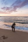 Triatleta in piedi in mare — Foto stock