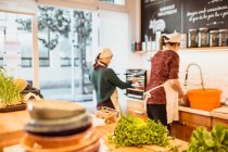 Frauen arbeiten in Café an der Küche — Stockfoto