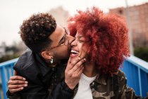 Romantique homme embrasser petite amie — Photo de stock