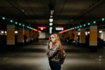 Hübsche rothaarige Frau raucht auf Parkplatz — Stockfoto