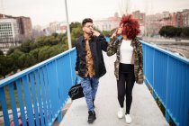 Stilvolles Paar geht auf Brücke — Stockfoto